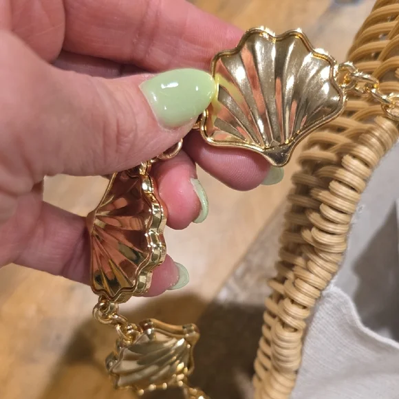 NWT Tommy Bahama Seashell Bag with Gold Chain - Picture 9 of 10